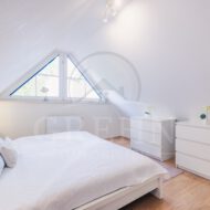 dreistöckige Haushälfte in ruhiger Wohnlage
