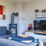 modern eingerichtetes Wohnzimmer mit Couch und Kamin