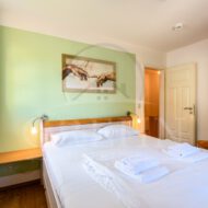 1. Schlafzimmer mit 2 Fenstern