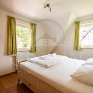 1. Schlafzimmer mit 2 Fenstern