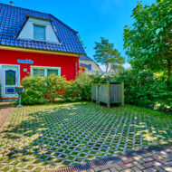 Ansicht West mit 2 Parkplätzen
