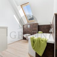 modernes Bad im OG mit Badewanne