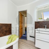 modernes Bad im OG mit Badewanne