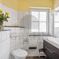 modernes Bad im EG mit Dusche
