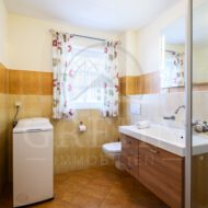 Badezimmer mit Fenster