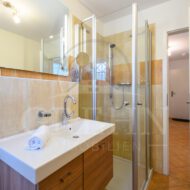 Badezimmer mit ebenerdiger Dusche