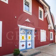 Hauseingang mit Stellplatz