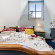 Schlafzimmer mit Doppelbett u Ankleide