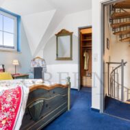 Schlafzimmer mit Doppelbett u Ankleide