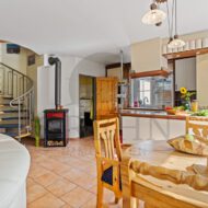 offenes Wohnzimmer mit Kaminofen