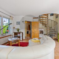 offenes Wohnzimmer mit Kaminofen