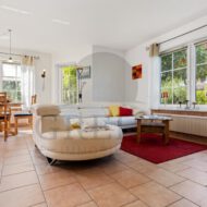 offenes Wohnzimmer mit Kaminofen